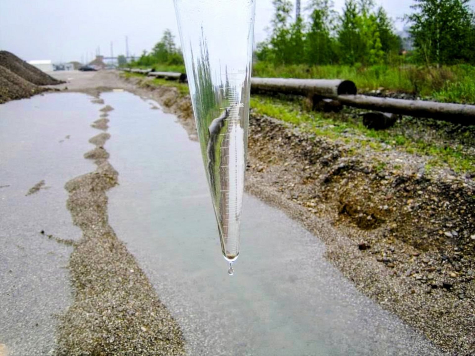 Überwachung Wasserhaltung durch GHB Consult: Ein von oben herabhängendes transparentes Messgerät zeigt die gesammelte Wassermenge an.
