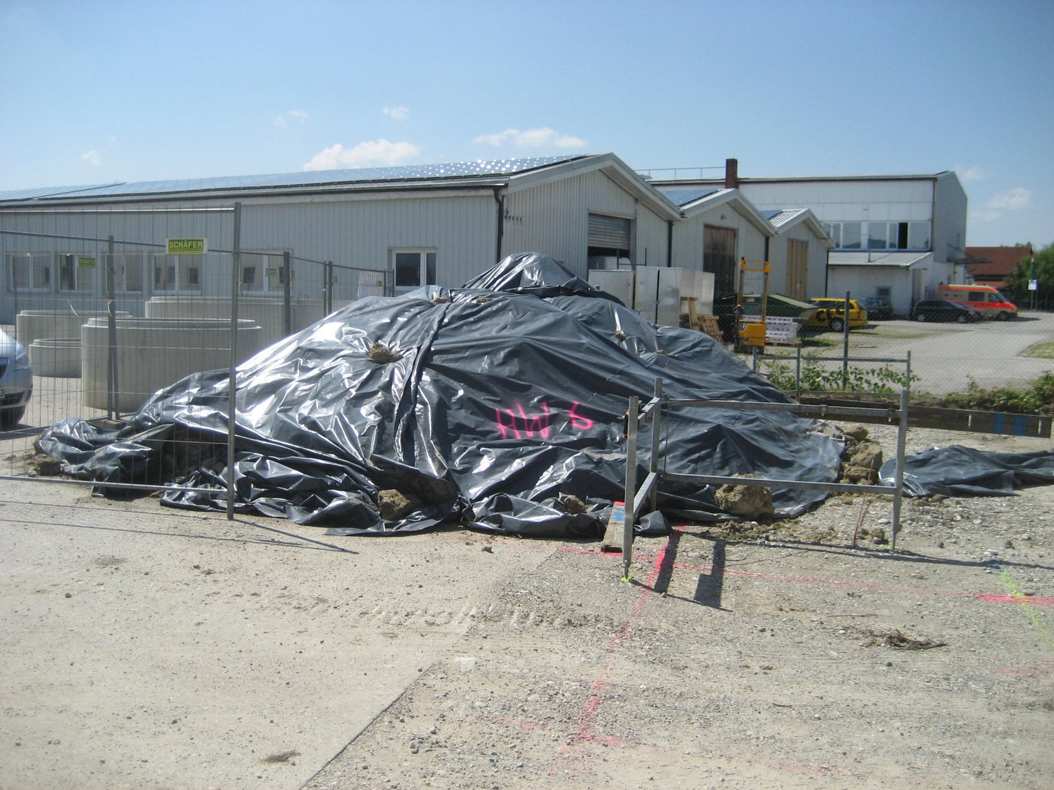Haufwerk abgedeckt Eine Baustelle mit einem abgedeckten Haufwerk unter schwarzer Plane.